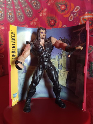 WWF The Undertaker φιγούρα με βάση display νεκροταφείου σαν καινούργια
