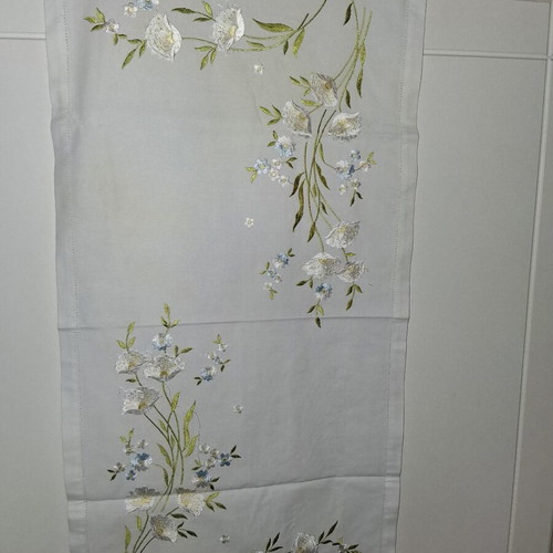 Set of 3 embroidered linens like new with delicate floral design