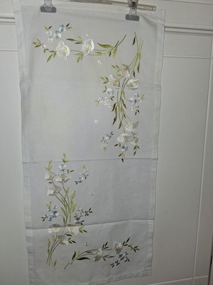 Set of 3 embroidered linens like new with delicate floral design