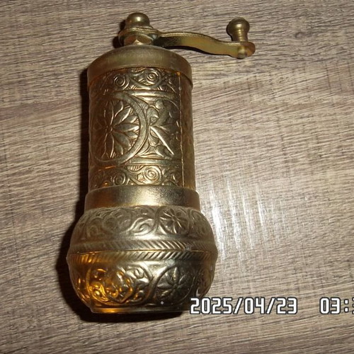 Small spice grinder like new, metal functional
