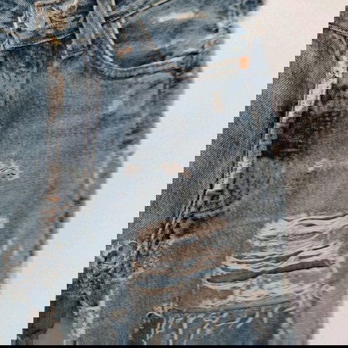 Vintage πολύ σκισμένα Levis 501, 28 ίντσες μέση, 9.5 ίντσες ύψος, 7.5 ίντσες πλάτος στο κάτω μέρος του ποδιού.