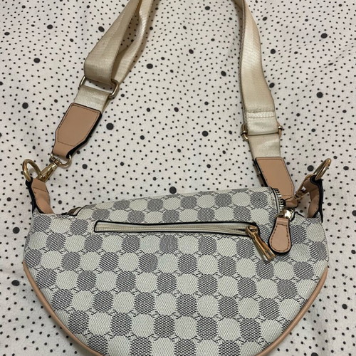 Crossbody bag like new, banana style, white and gray