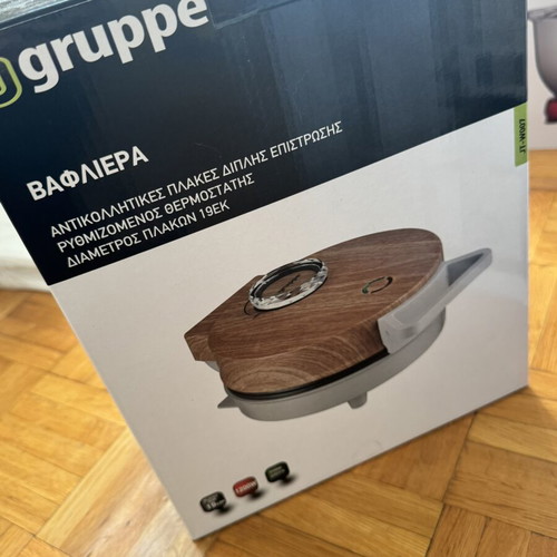 Waffle maker like new, heart-shaped waffles