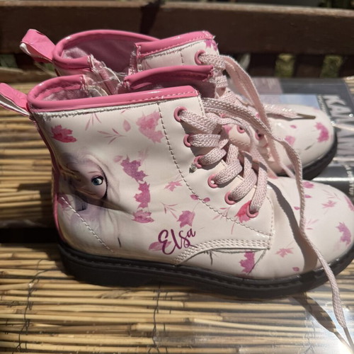 Boots Elsa size 32 like new