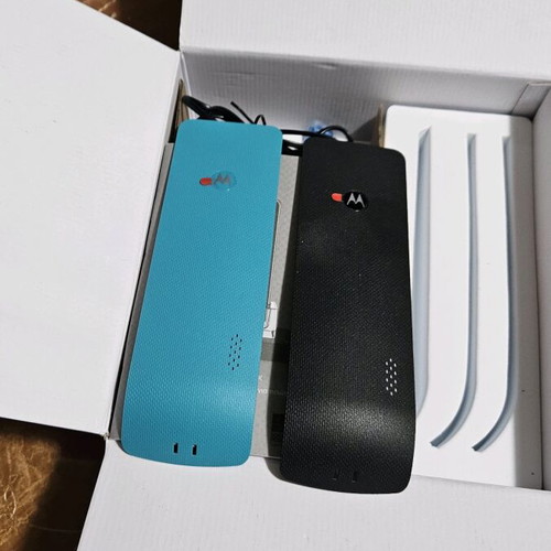 Motorola phone like new with mirror base and three covers
