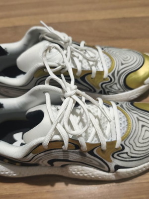 Under Armour αθλητικά παπούτσια νούμερο 42 σαν καινούργια, μαύρο και άσπρο