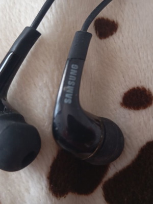 Samsung wired budget headphones used