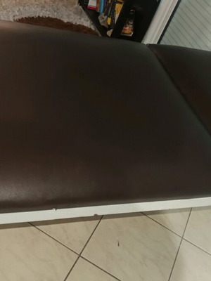 Κρεβάτι μασάζ-φυσιοθεραπείας σαν καινούργιο με δερμάτινο anti bacterial υλικό