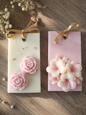 Aromatic wax tablets with customizable scent and color