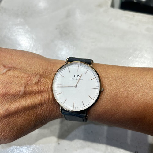 Daniel Wellington wristwatch unisex used, gold color