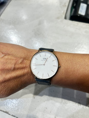 Daniel Wellington wristwatch unisex used, gold color