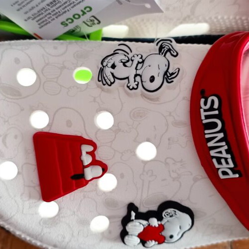 Crocs Peanuts Snoopy Unisex Size 41-42 New in Packaging