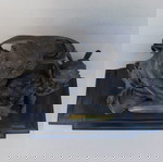  Ρολόι μεταλλικό με αγάλματα Αφροδίτης και Έρωτα, μαρμάρινη βάση και δυο πεντάκερα κηροπήγια.