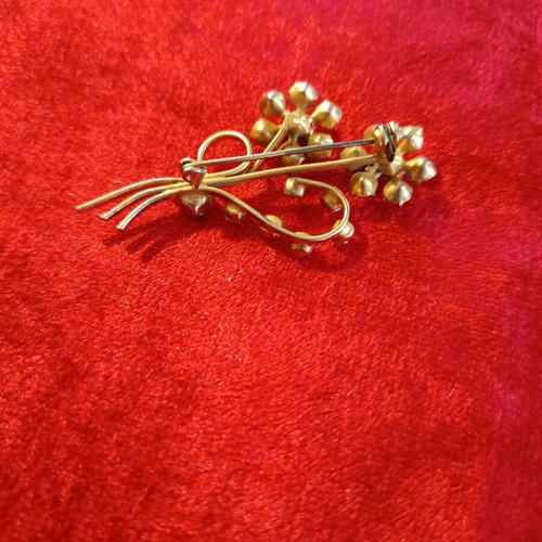 Vintage brooch like new with box