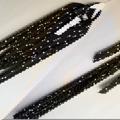 Рокля Paris Atelier & Other Stories черна на точки нова с етикет