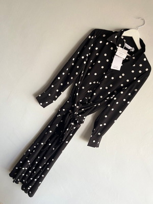 Рокля Paris Atelier & Other Stories черна на точки нова с етикет