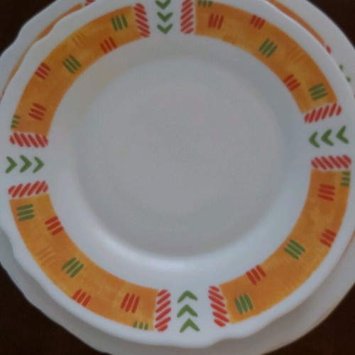 Vintage Luminarc dinnerware set like new, 17 plates and bowl