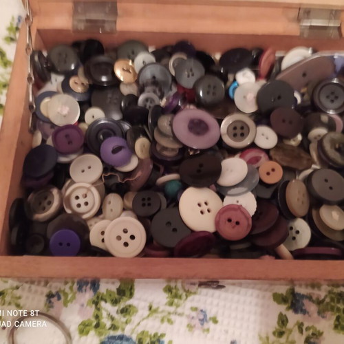 Buttons like new, around 200 assorted colors and sizes