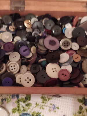 Buttons like new, around 200 assorted colors and sizes