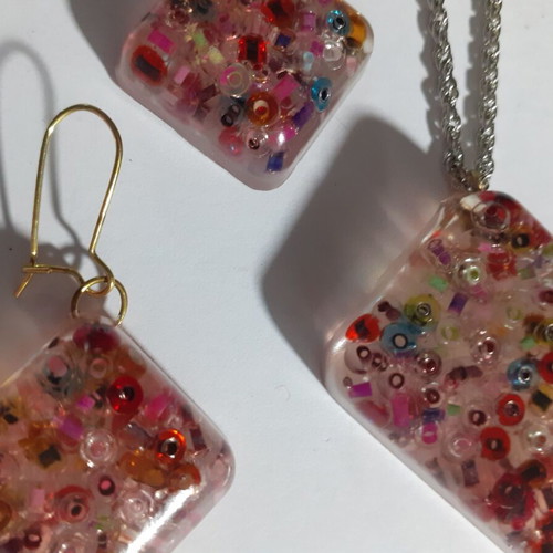 Set of two handmade parallelogram-shaped pendants and earrings with resin and glass beads