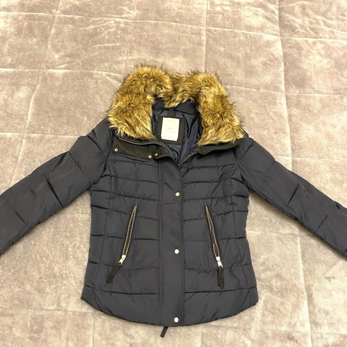 Bershka dark blue puffer jacket with fur like new