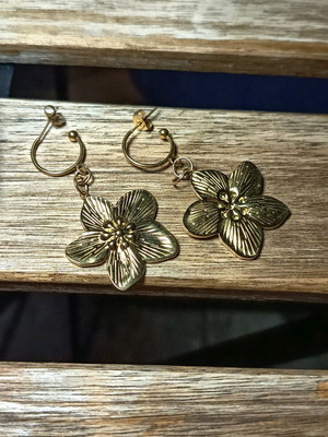 Handmade gold-colored dangling earring new with flower