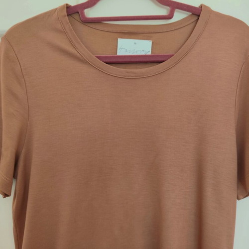 Beige salmon short-sleeve blouse Medium with an opening at the back