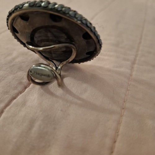 Marguerite ring with black gray strass, like new, adjustable