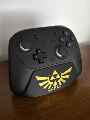 Βάση Pro Controller 2 Nintendo Switch με χρυσό λογότυπο Zelda