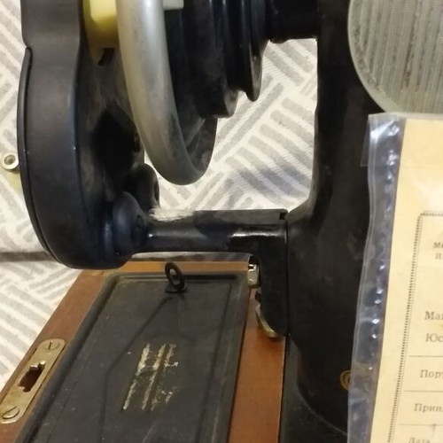 Pavlin sewing machine in excellent condition with wooden case