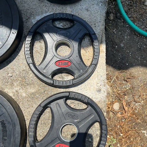 Homegym equipment used with Olympic 20kg bar, curl bar, and weight rack