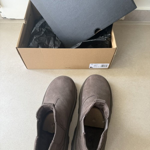 Ugg Chelsea boots like new, size 44.5, brown