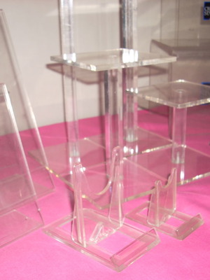 Plexi glass σταντς προβολής μεταχειρισμένα σε άριστη έως πολύ καλή κατάσταση