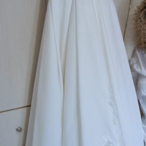 Vera Wang Wedding Dress like new, worn once, white, size L