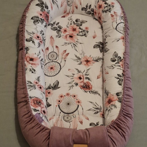 Baby nest with floral pattern