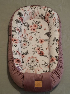 Baby nest with floral pattern