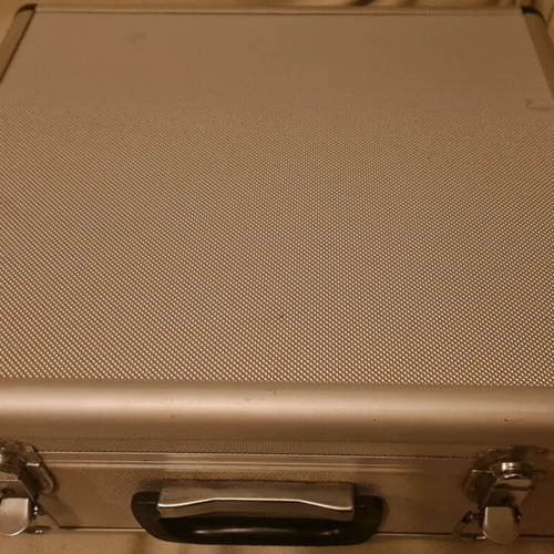 Thousand heavy casino chips like new with 10 cases and carrying case
