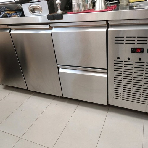 Professional refrigerator like new with two large drawers and double door