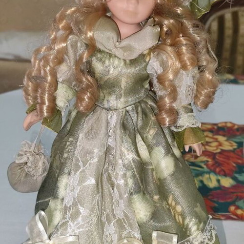 Porcelain dolls set of 3 like new, collectible