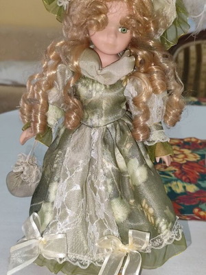 Porcelain dolls set of 3 like new, collectible