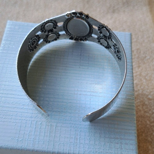 Bracelet cuff like new with turquoise and haolite stones