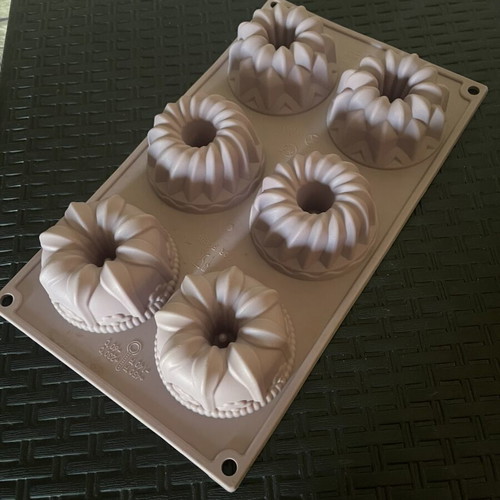 Muffin Silicone Mold 6-Cup Cook Shop like new, purple