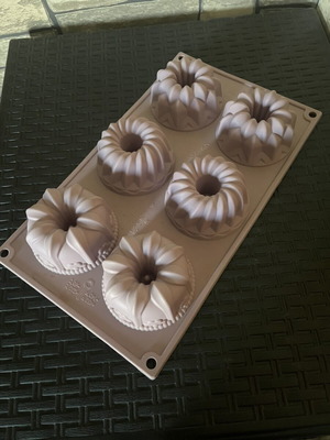 Muffin Silicone Mold 6-Cup Cook Shop like new, purple