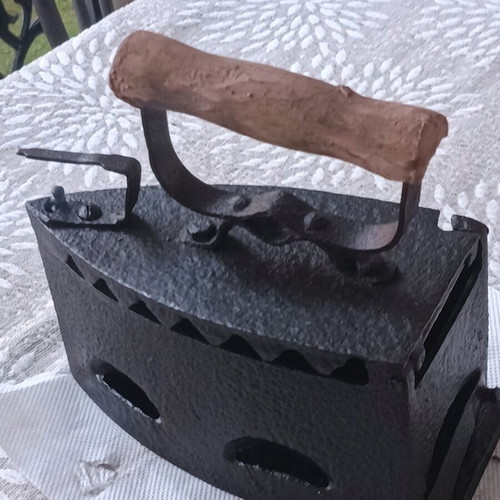Antique Charcoal Iron 1925 Cast Iron Like New