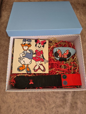 Giftbox with Minnie Mouse and Daisy Duck art set