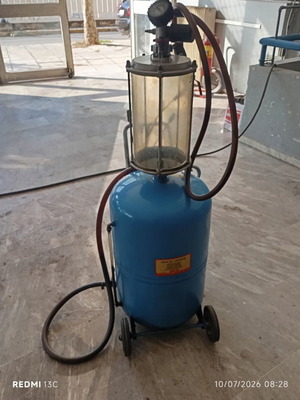 Air suction oil extractor used for workshop