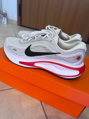 Nike Confiride Journey 45 αθλητικό παπούτσι καινούργιο, άσπρο και κόκκινο