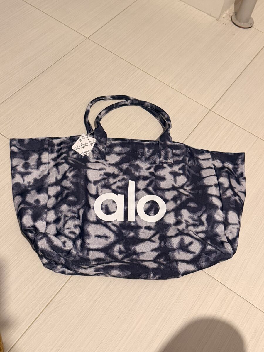 Alo Yoga shopper tote bag, blue tie-dye - € 78,00 - Vendora.cy
