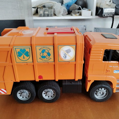 Bruder garbage truck used, MAN brand with broken rear door clips