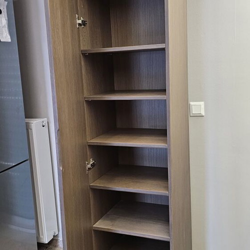 Wooden storage column with 8 shelves like new